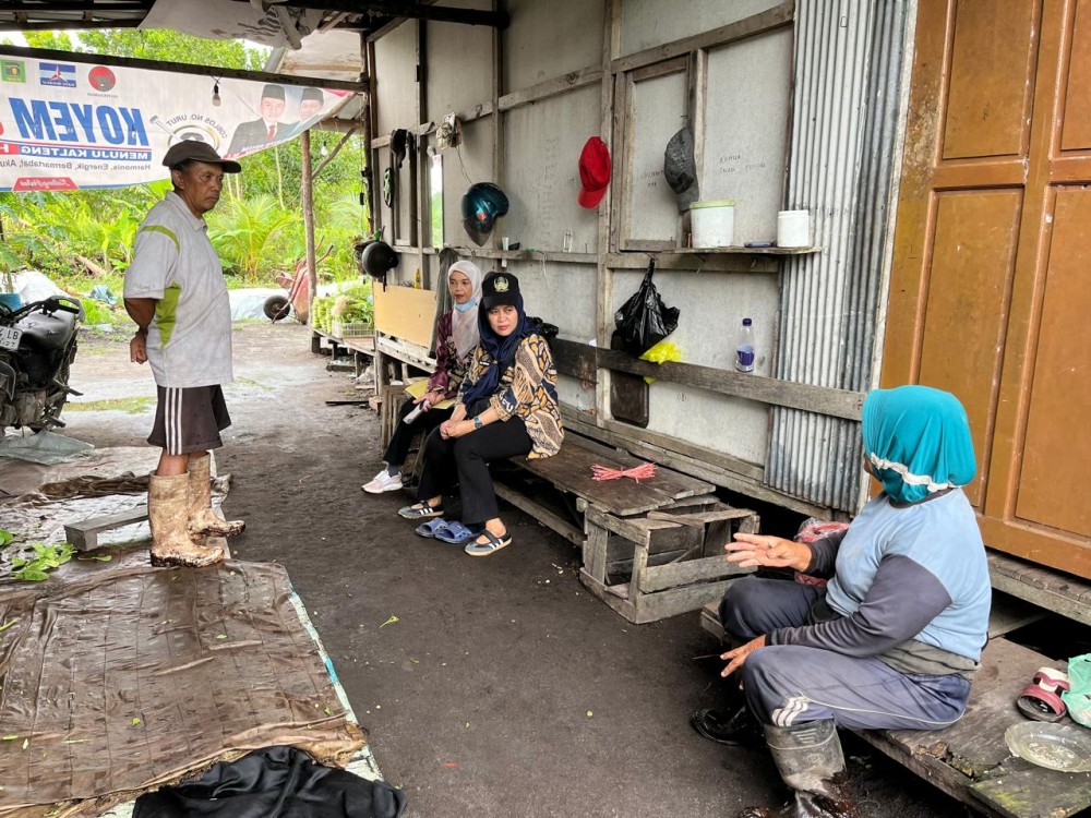 Sekretaris Lurah Berbincang - bincang dengan ketua Kelompok Tani
